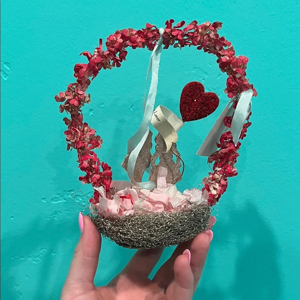 Goldbug Studio 2006 Valentine Floral Basket
